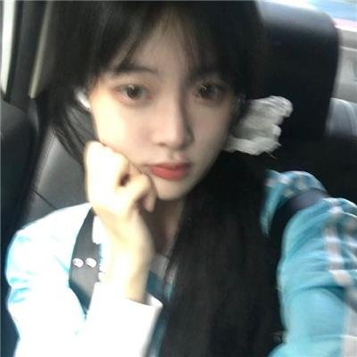 她在寒风中绽放